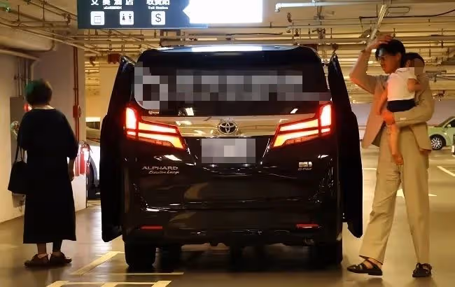 林志玲攜一家四口罕現身!瘦得驚人腿上淤青矚目,1歲兒子首露面