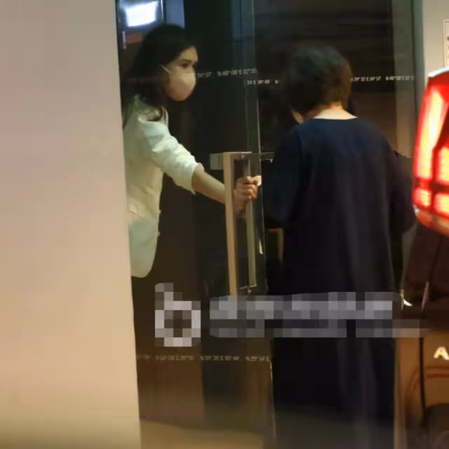 林志玲攜一家四口罕現身!瘦得驚人腿上淤青矚目,1歲兒子首露面