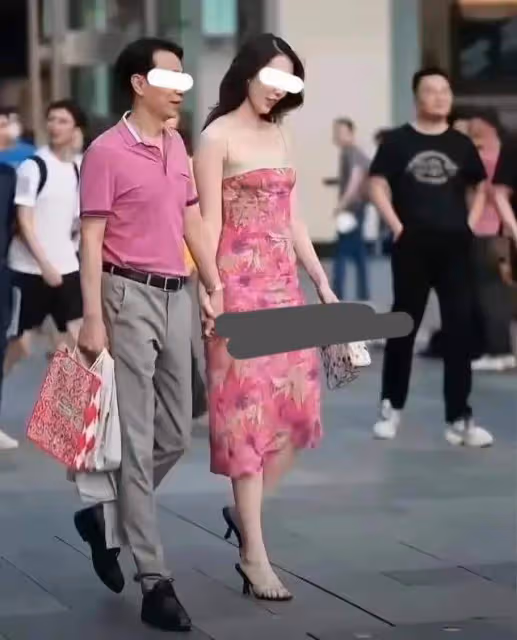 「牽手門」最新後續:男方罪有應得,女方若無其事連贊兩條動態