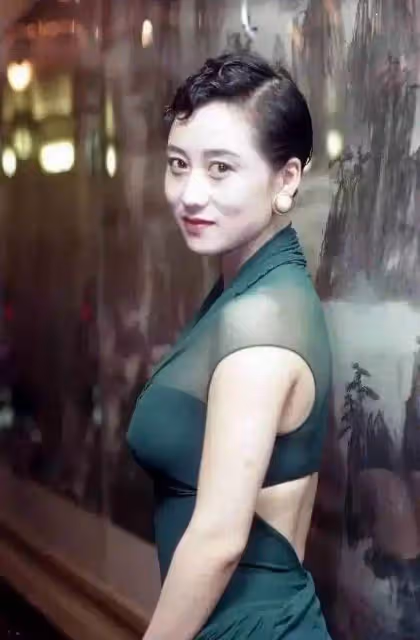 賭王幼女去清華附小當老師，曾被傳是利智的孩子，難怪賭王偏愛她
