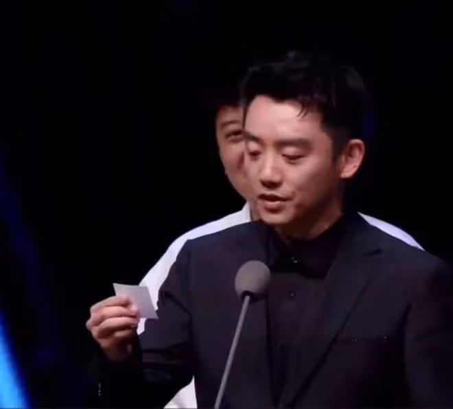 上海這一夜:周潤發沈騰相逢恨晚聊嗨了,大鵬王一博自帶笑料