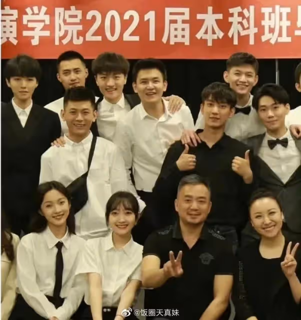 王俊凱與王子奇:北電同窗情緣!一張畢業合照揭開了他們的秘密!