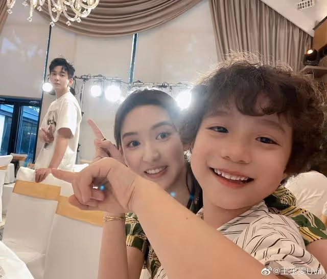 《你給我的喜歡》慶功宴,王子奇王玉雯同框秀恩愛,女配美爆