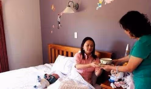 生完女兒坐月子 「婆婆竟給我吃剩飯」我生氣全倒進垃圾桶 隨後「推開廚房門」瞬間淚如雨下！