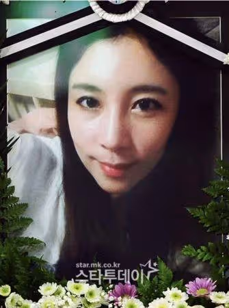 穿越馬路!29歲女星「遭車撞飛30公尺」搶救不治 親友淚喊:「還這麼年輕阿.....」