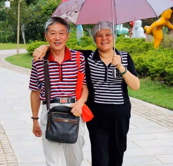我和老伴每月退休金57000,到處旅遊真開心,現如今卻後悔莫及