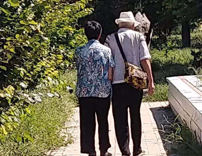 我和老伴每月退休金57000,到處旅遊真開心,現如今卻後悔莫及