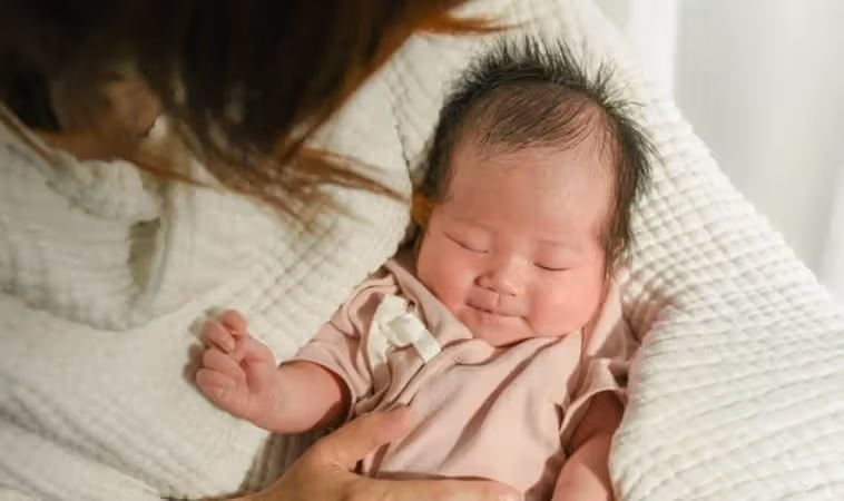 讓老婆回娘家坐月子,老公馬上帶著前女友回家「重溫舊情」,2天後的一則訊息讓老公崩潰痛哭!
