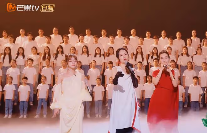 徐懷鈺已成姐姐們的新團寵,主動擁抱賈靜雯,噘嘴撒嬌自信心爆棚