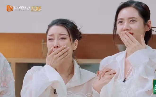 徐懷鈺已成姐姐們的新團寵,主動擁抱賈靜雯,噘嘴撒嬌自信心爆棚