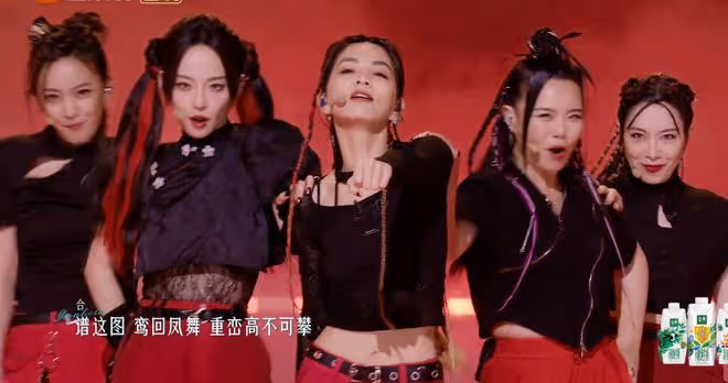 徐懷鈺已成姐姐們的新團寵,主動擁抱賈靜雯,噘嘴撒嬌自信心爆棚