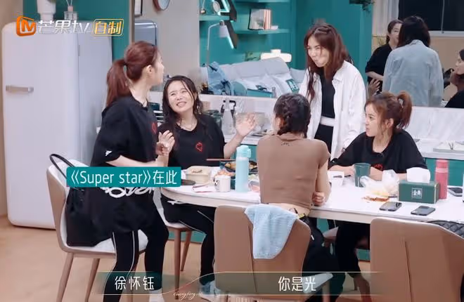 徐懷鈺已成姐姐們的新團寵,主動擁抱賈靜雯,噘嘴撒嬌自信心爆棚
