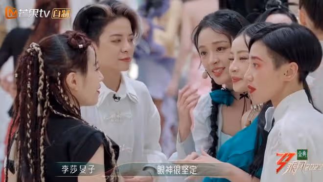 徐懷鈺已成姐姐們的新團寵,主動擁抱賈靜雯,噘嘴撒嬌自信心爆棚