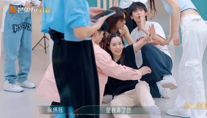 徐懷鈺已成姐姐們的新團寵,主動擁抱賈靜雯,噘嘴撒嬌自信心爆棚