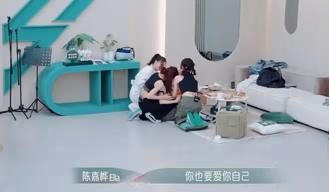 徐懷鈺已成姐姐們的新團寵,主動擁抱賈靜雯,噘嘴撒嬌自信心爆棚
