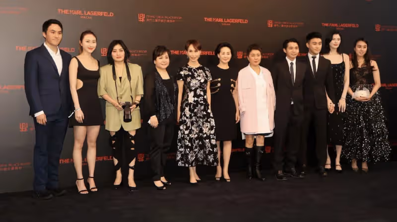 賭王家族大合影！何猷君緊牽奚夢瑤，63歲四太和60歲繼女何超瓊罕同框
