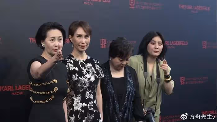 賭王家族大合影！何猷君緊牽奚夢瑤，63歲四太和60歲繼女何超瓊罕同框