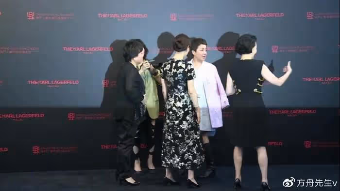 賭王家族大合影!何猷君緊牽奚夢瑤,63歲四太和60歲繼女何超瓊罕同框