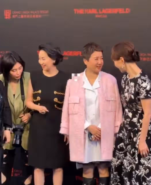 賭王家族大合影!何猷君緊牽奚夢瑤,63歲四太和60歲繼女何超瓊罕同框