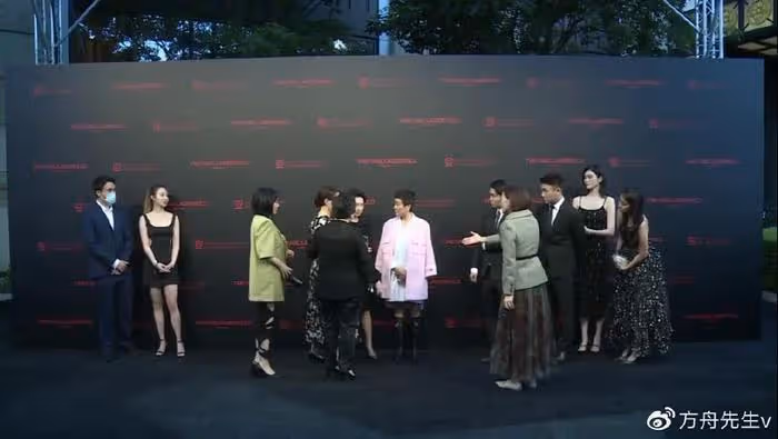 賭王家族大合影!何猷君緊牽奚夢瑤,63歲四太和60歲繼女何超瓊罕同框