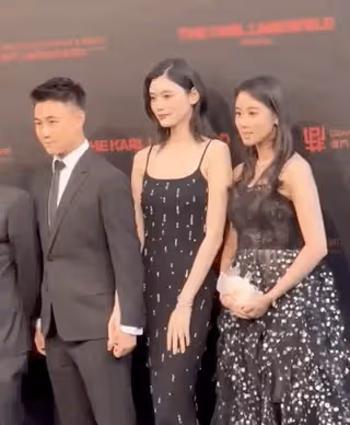 賭王家族大合影!何猷君緊牽奚夢瑤,63歲四太和60歲繼女何超瓊罕同框
