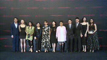 賭王家族大合影!何猷君緊牽奚夢瑤,63歲四太和60歲繼女何超瓊罕同框