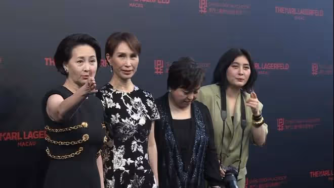 賭王家族大合影!何猷君緊牽奚夢瑤,63歲四太和60歲何超瓊罕同框