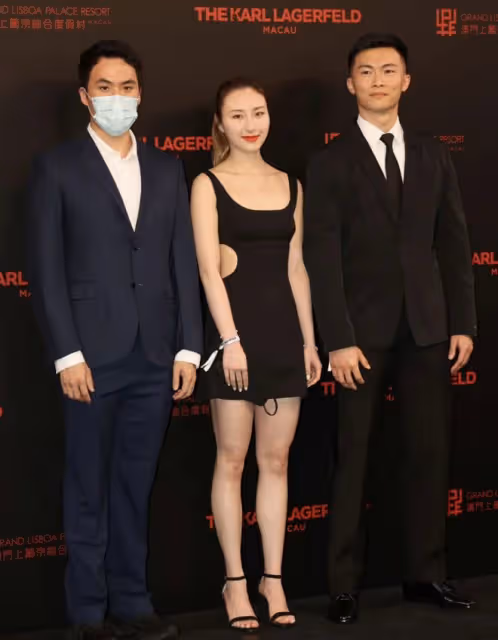 賭王家族大合影!何猷君緊牽奚夢瑤,63歲四太和60歲何超瓊罕同框