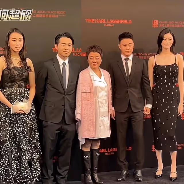 賭王家族大合影!何猷君緊牽奚夢瑤,63歲四太和60歲何超瓊罕同框