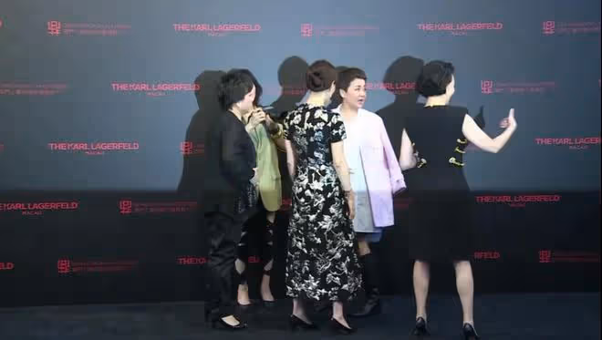 賭王家族大合影！何猷君緊牽奚夢瑤，63歲四太和60歲何超瓊罕同框