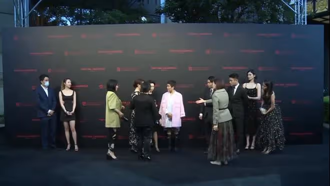 賭王家族大合影！何猷君緊牽奚夢瑤，63歲四太和60歲何超瓊罕同框