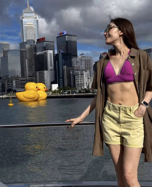 52歲李嘉欣曬美照,穿文胸秀馬甲線和4塊腹肌,強調稱未添加濾鏡