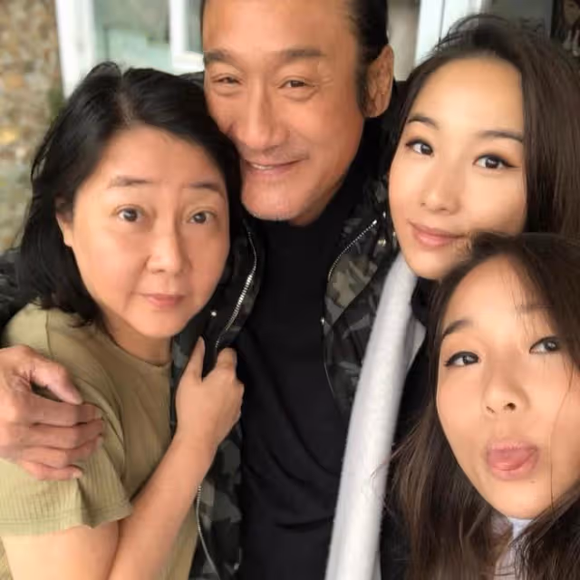 梁家輝低調嫁女表情嚴肅！女兒穿婚紗滿臉幸福，老公高大撞臉姚明