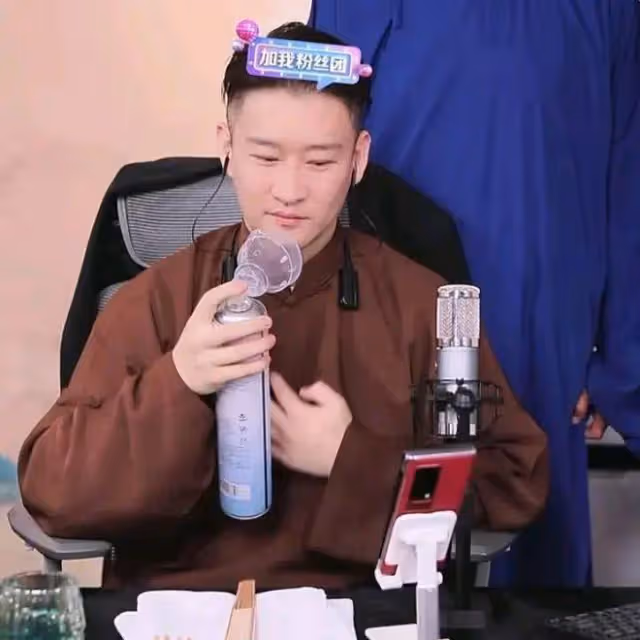 曹雲金:可能要放大招了,直播間請好友話話家常,算是打的懷舊牌
