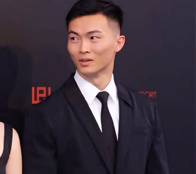 何超雲帶未婚夫出席名流聚會!男方是小4歲消防員,合影略顯拘謹