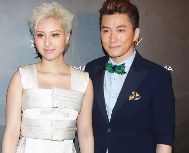 何超雲帶未婚夫出席名流聚會!男方是小4歲消防員,合影略顯拘謹