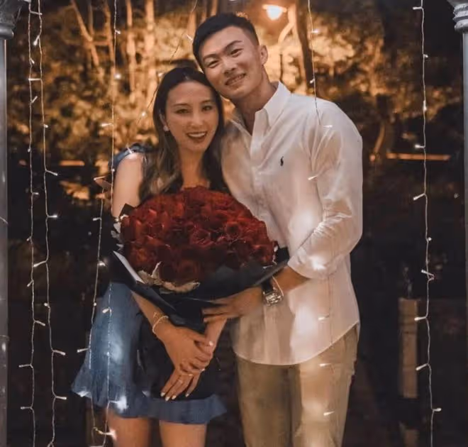 何超雲帶未婚夫出席名流聚會!男方是小4歲消防員,合影略顯拘謹
