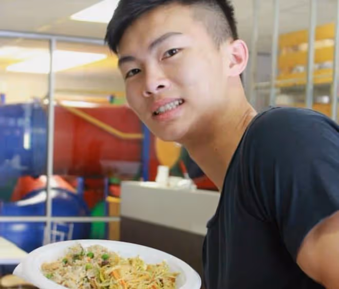 何超雲帶未婚夫出席名流聚會!男方是小4歲消防員,合影略顯拘謹