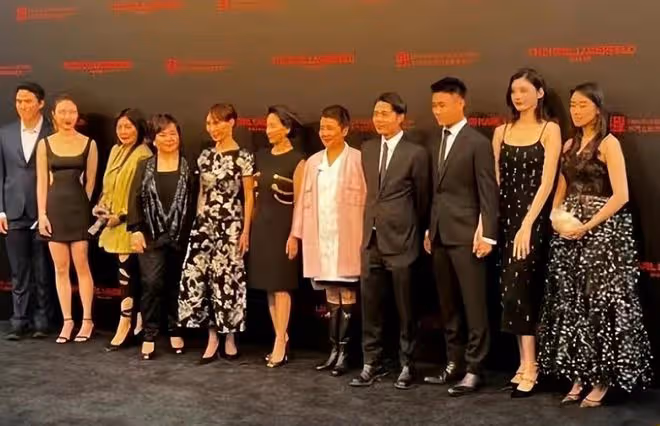 賭王家族成員盛裝出席活動!二三四房齊聚獨缺大房,何超瓊站C位