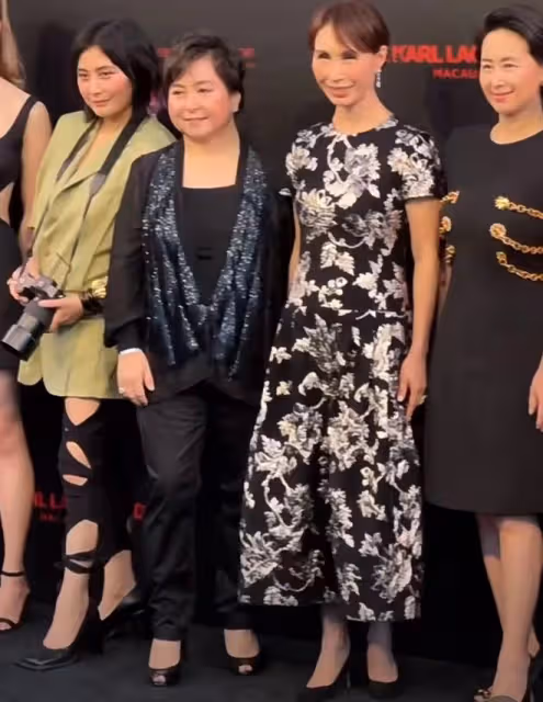 賭王家族成員盛裝出席活動!二三四房齊聚獨缺大房,何超瓊站C位