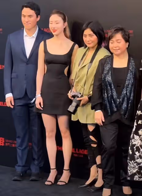 賭王家族成員盛裝出席活動!二三四房齊聚獨缺大房,何超瓊站C位