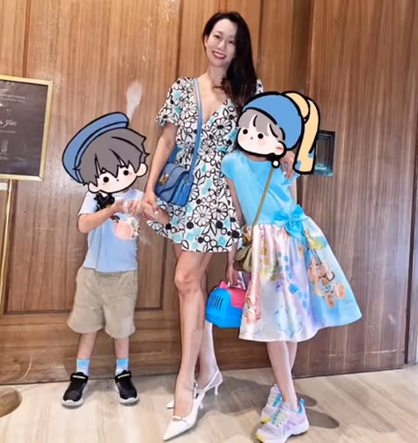 台灣女星吳辰君嫁內地富商,高級餐廳慶結婚11周年,喝香檳很愜意