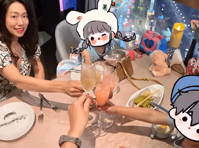台灣女星吳辰君嫁內地富商,高級餐廳慶結婚11周年,喝香檳很愜意