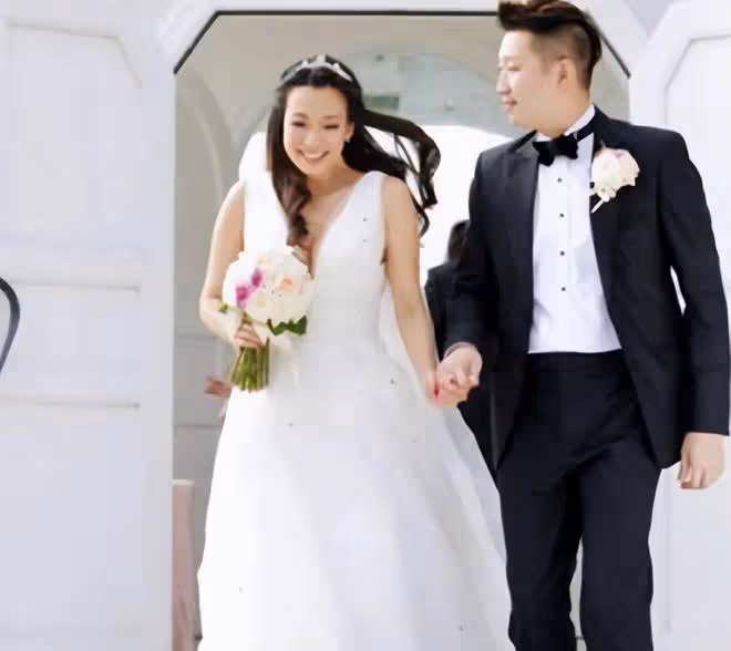 台灣女星吳辰君嫁內地富商,高級餐廳慶結婚11周年,喝香檳很愜意