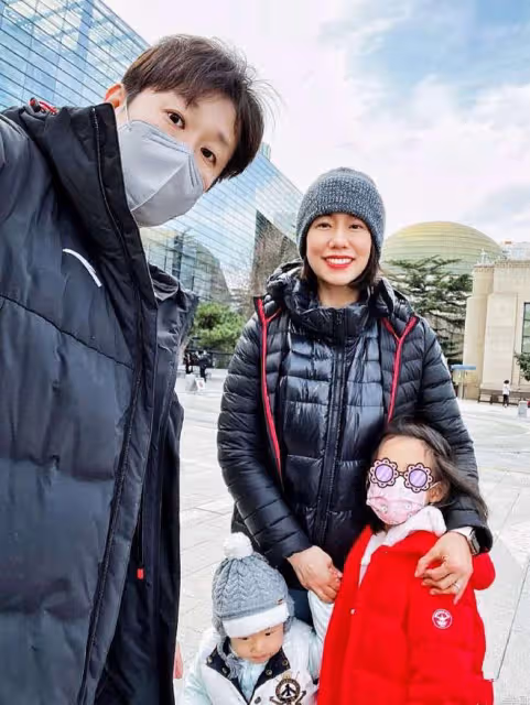 台灣女星吳辰君嫁內地富商，高級餐廳慶結婚11周年，喝香檳很愜意