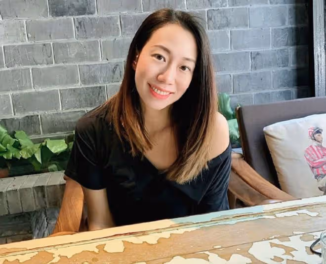台灣女星吳辰君嫁內地富商，高級餐廳慶結婚11周年，喝香檳很愜意