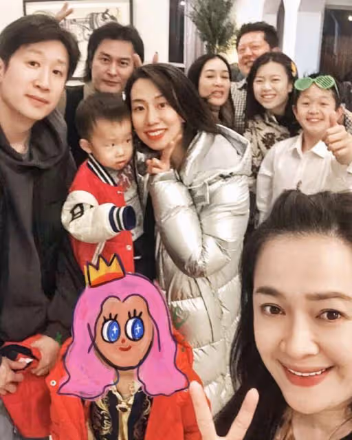 台灣女星吳辰君嫁內地富商，高級餐廳慶結婚11周年，喝香檳很愜意