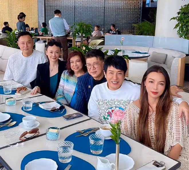 71歲港星上海賣燒鵝粉成富商,久違現身狀態好,小21歲嬌妻很貌美