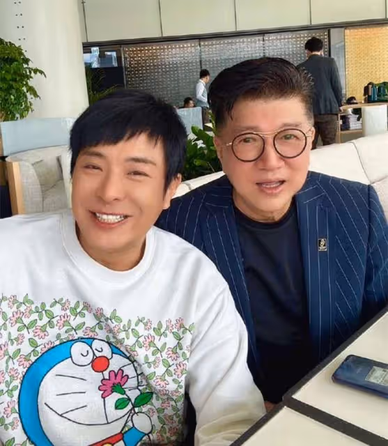 71歲港星上海賣燒鵝粉成富商,久違現身狀態好,小21歲嬌妻很貌美
