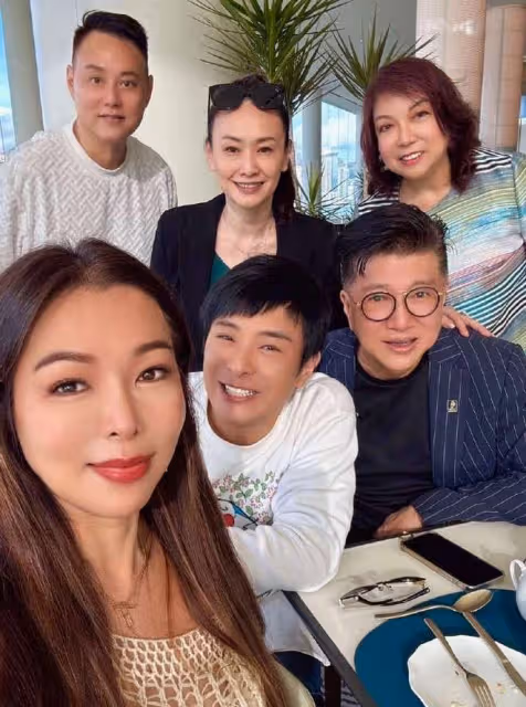 71歲港星上海賣燒鵝粉成富商,久違現身狀態好,小21歲嬌妻很貌美